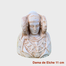 Cargar imagen en el visor de la galería, Figuras del busto de la Dama de Elche fabricadas en marmolina. Palma blanca y dátiles Serrano Valero. Www.palmasydatiles.com