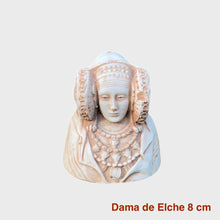 Cargar imagen en el visor de la galería, Figuras del busto de la Dama de Elche fabricadas en marmolina. Palma blanca y dátiles Serrano Valero. Www.palmasydatiles.com
