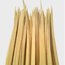 Load image into Gallery viewer, La palma lisa es la palma tal y como sale de la palmera, después de un proceso de cepillado, clorado y guardadas en cámaras de azufre. El color va de amarilla a verde. Más verde es la palma que más le da el sol dentro del capurucho y la más amarilla es la que menos le da. La palma de 1ª es la más amarilla de todas y por tanto la más valorada. Disponemos de cinco tamaños de palma blanca completamente amarilla. Palma blanca y dátiles Serrano Valero. Www.palmasydatiles.com